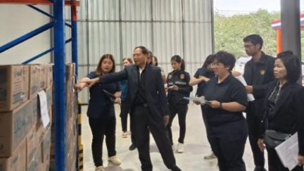 สพฺป. จันทบุรี เขต 1 ร่วมตรวจสอบสถานประกอบการ ที่มีผลิตภัณฑ์นมโรงเรียนชนิด ยู เอช ที ค้างสต๊อก