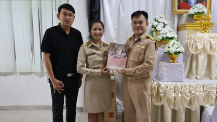 สพป. จันทบุรี เขต 1 มอบชุดกิจกรรมการเรียนรู้ สื่อ 60 พรรษาฯ ใช้ในการจัดการเรียนรู้โดยใช้การศึกษาทางไกลผ่านดาวเทียม